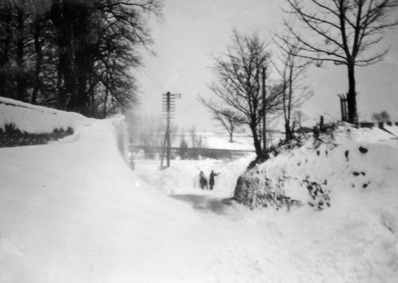 LP Snow 2 D.jpg - Digging out the deep snow drifts at Long Preston - possibly looking from Kayley Hill - in the winter of 1940.